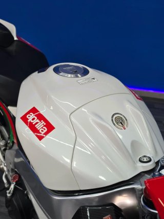 Aprilia RSV4 Sportbike Roja y Blanca