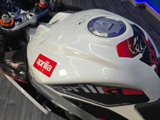 Aprilia RSV4 Sportbike Roja y Blanca