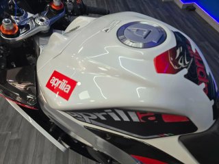 Aprilia RSV4 Sportbike Roja y Blanca