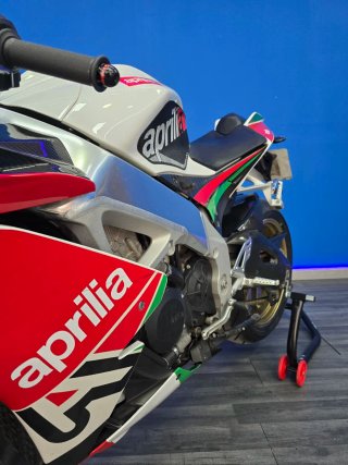 Aprilia RSV4 Sportbike Roja y Blanca