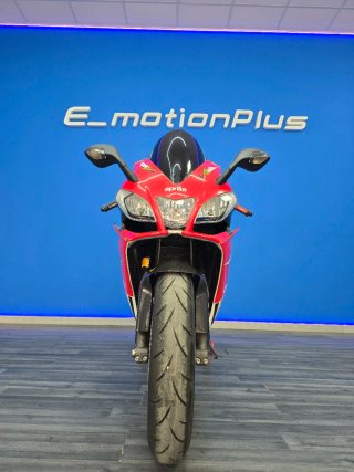Aprilia RSV4 Sportbike Roja y Blanca