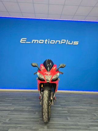 Aprilia RSV4 Sportbike Roja y Blanca