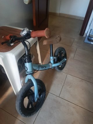 Bicicleta de equilibrio infantil azul