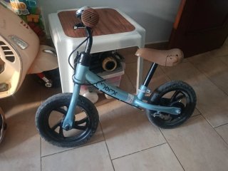 Bicicleta de equilibrio infantil azul