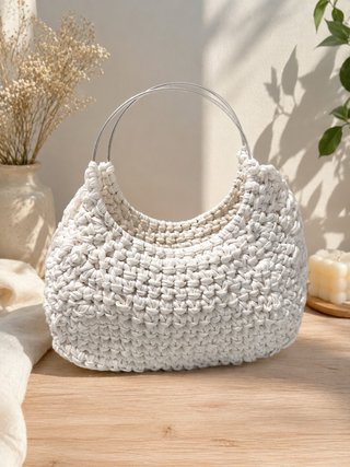 Bolso blanco tejido con asas metálicas