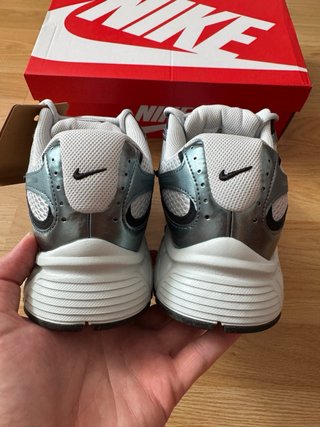 Zapatillas Nike Plata y Blanco