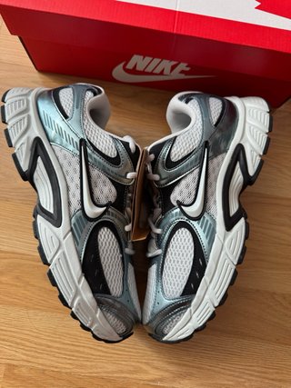 Zapatillas Nike Plata y Blanco