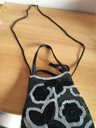 Borsa nera con paillettes