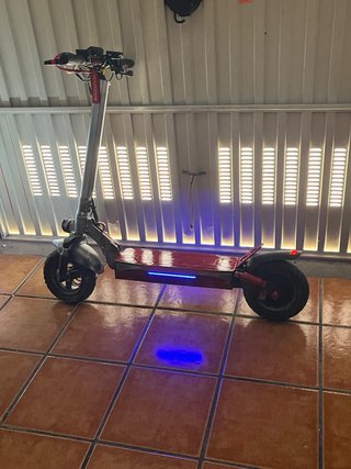 Patinete eléctrico con luces LED
