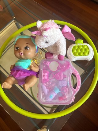 Lote de juguetes: muñeca, unicornio y más