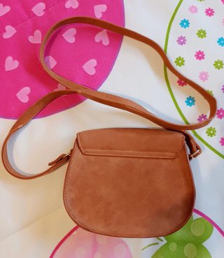 Bolso infantil marrón con flores
