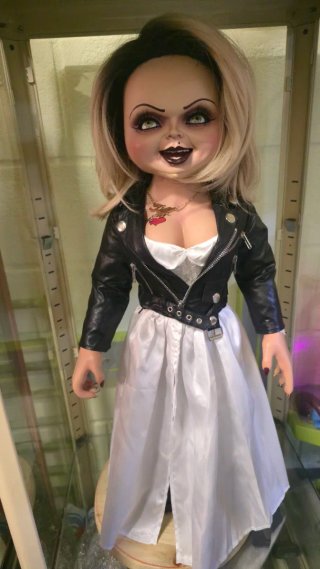 Muñeca Tiffani NECA 1ª Versión Escala Real