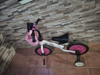 Bicicleta infantil rosa con cesta
