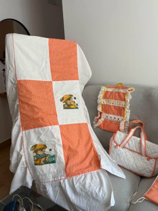 Dos colchas  y conjunto de cuna con ositos