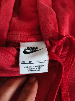 Sudadera Nike Roja tiene una leve manchita