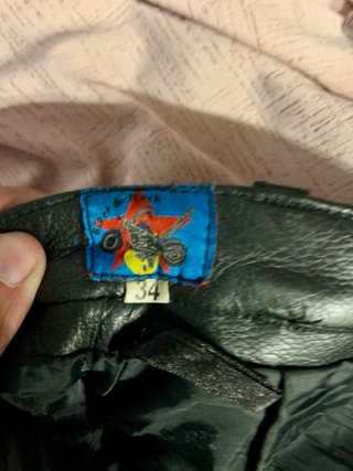 Pantalón de cuero negro