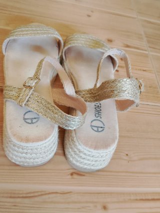 Sandalias cuña beige y doradas sin estrenar