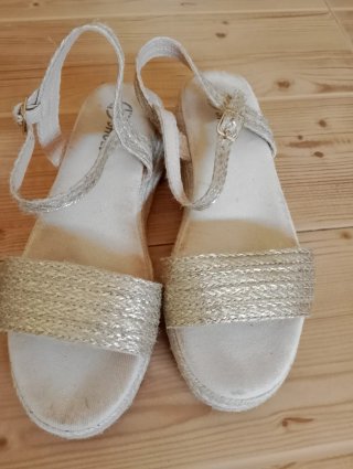 Sandalias cuña beige y doradas sin estrenar