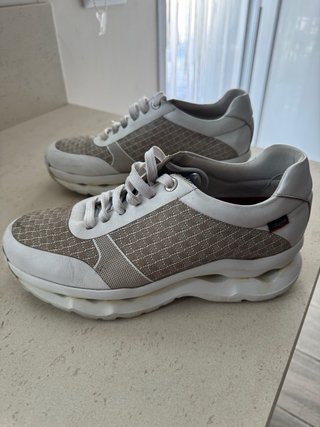 Deportivo con cordones beige y blanco