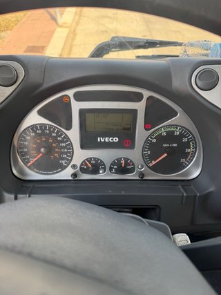 Iveco eurocargo 12/210 con puerta elevadora