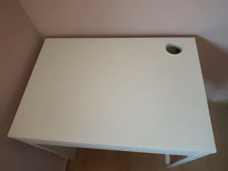Escritorio blanco con cajón