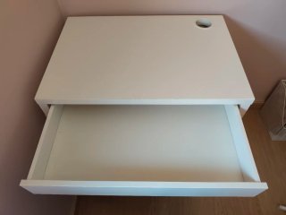 Escritorio blanco con cajón
