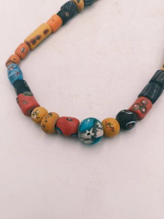 COLLAR CUENTAS DE ARTE AFRICANO MULTICOLOR