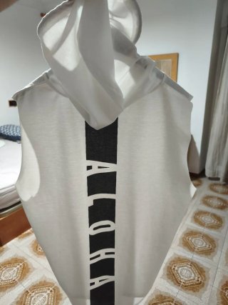 Camiseta sin mangas con capucha blanca