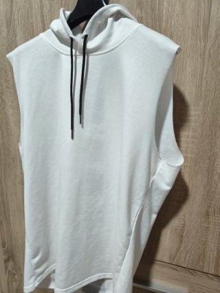 Camiseta sin mangas con capucha blanca