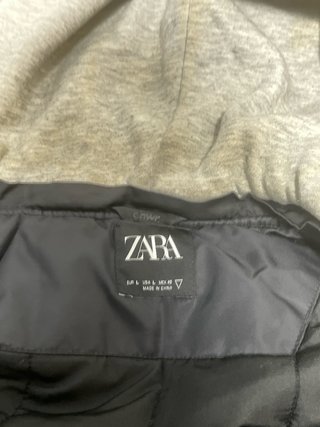 Chaqueta Zara Bomber Negra con Capucha Gris