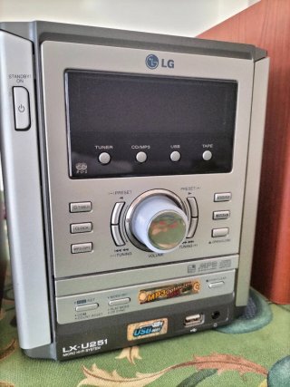 Minicadena LG LX-U251 con altavoces
