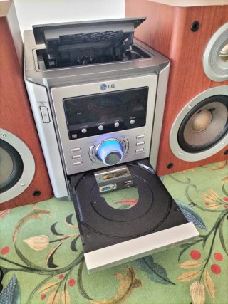 Minicadena LG LX-U251 con altavoces