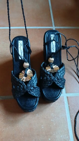 Sandalias negras de cuña con cordones