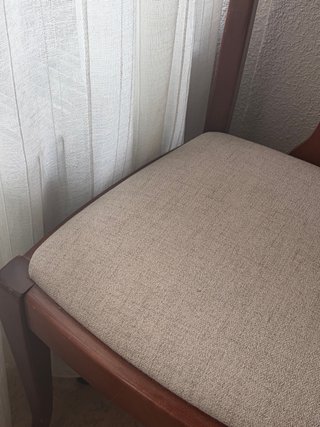 Silla de madera con asiento de tela