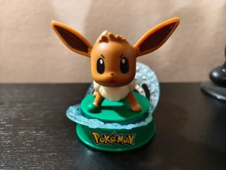 Eevee sorpresa uovo di pasqua Kinder Pokemon 2026