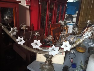 Candelabro antiguo con azucenas
