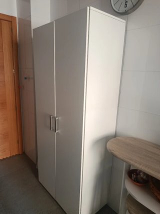 Mueble escobero cocina blanco y madera