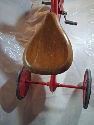 Triciclo infantil rojo vintage