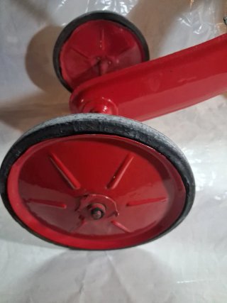 Triciclo infantil rojo vintage