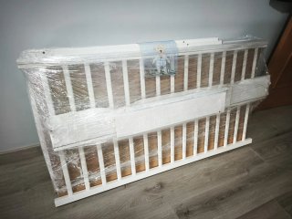 Cuna de bebé blanca con cajón