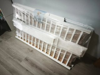 Cuna de bebé blanca con cajón
