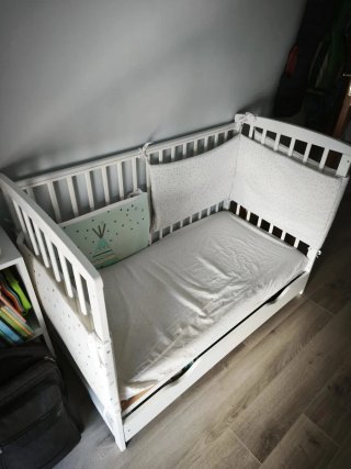 Cuna de bebé blanca con cajón