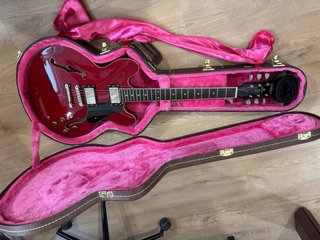 Vintage VSA500 – Cherry Red. Estuche opcional.