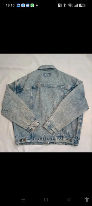 Chaqueta vaquera desgastada azul y blanca
