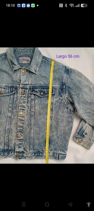 Chaqueta vaquera desgastada azul y blanca