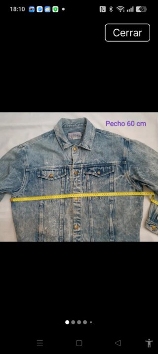 Chaqueta vaquera desgastada azul y blanca