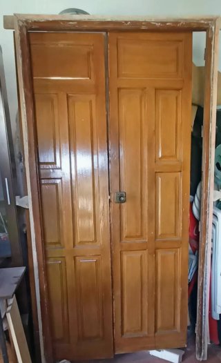 Puerta doble de madera