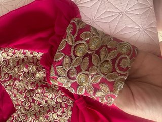 Vestido rosa con detalles dorados