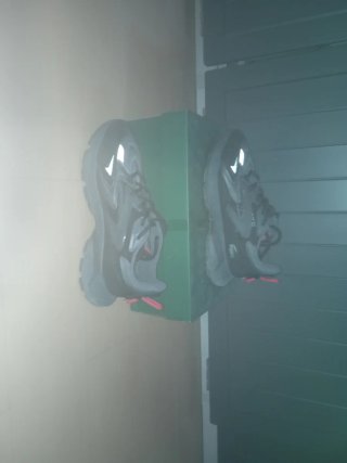 Zapatos deportivos Lacoste grises y negros