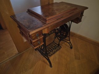 Mesa y máquina de coser Alfa antigua